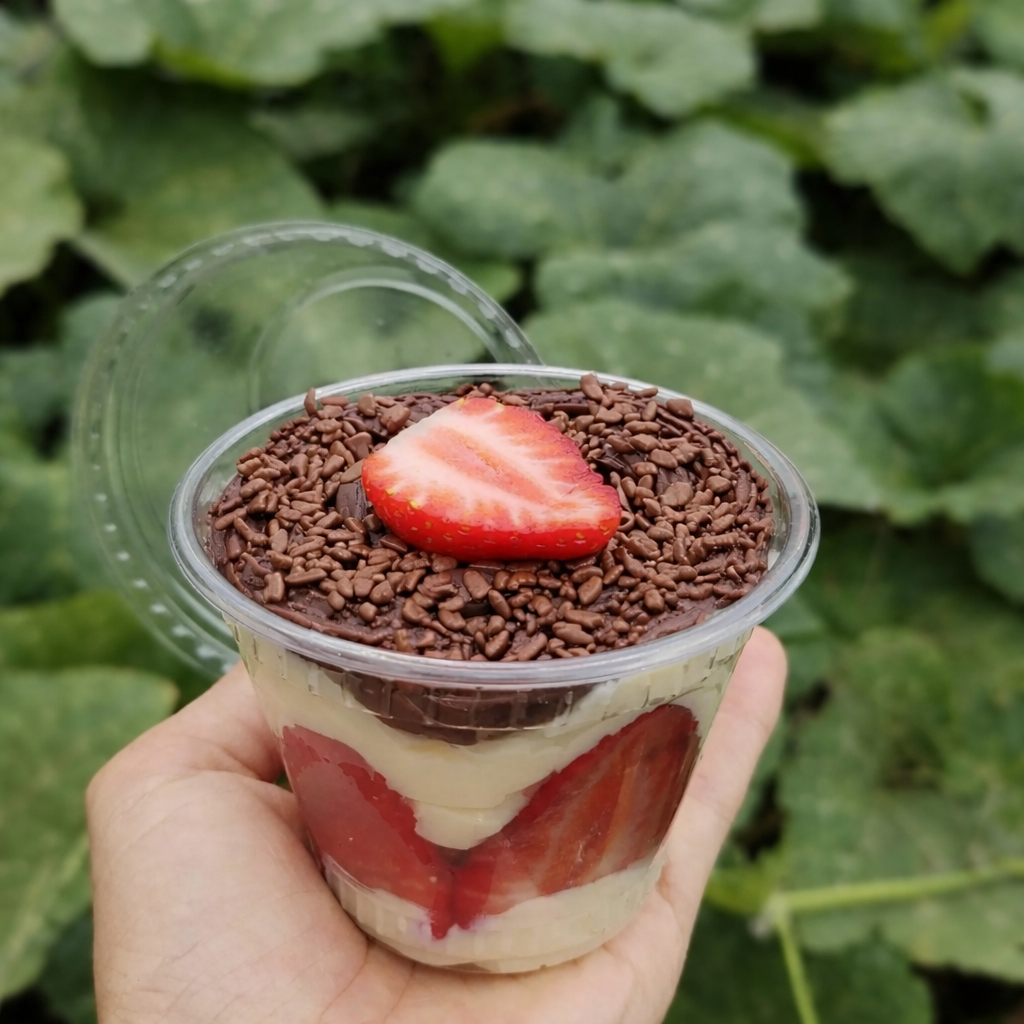 Copo da felicidade com morango e chocolate