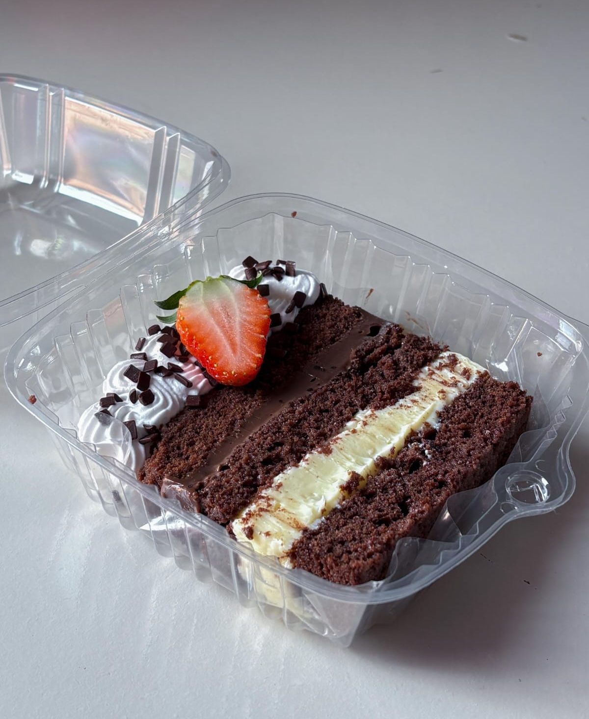 Slice cake de chocolate com morango  